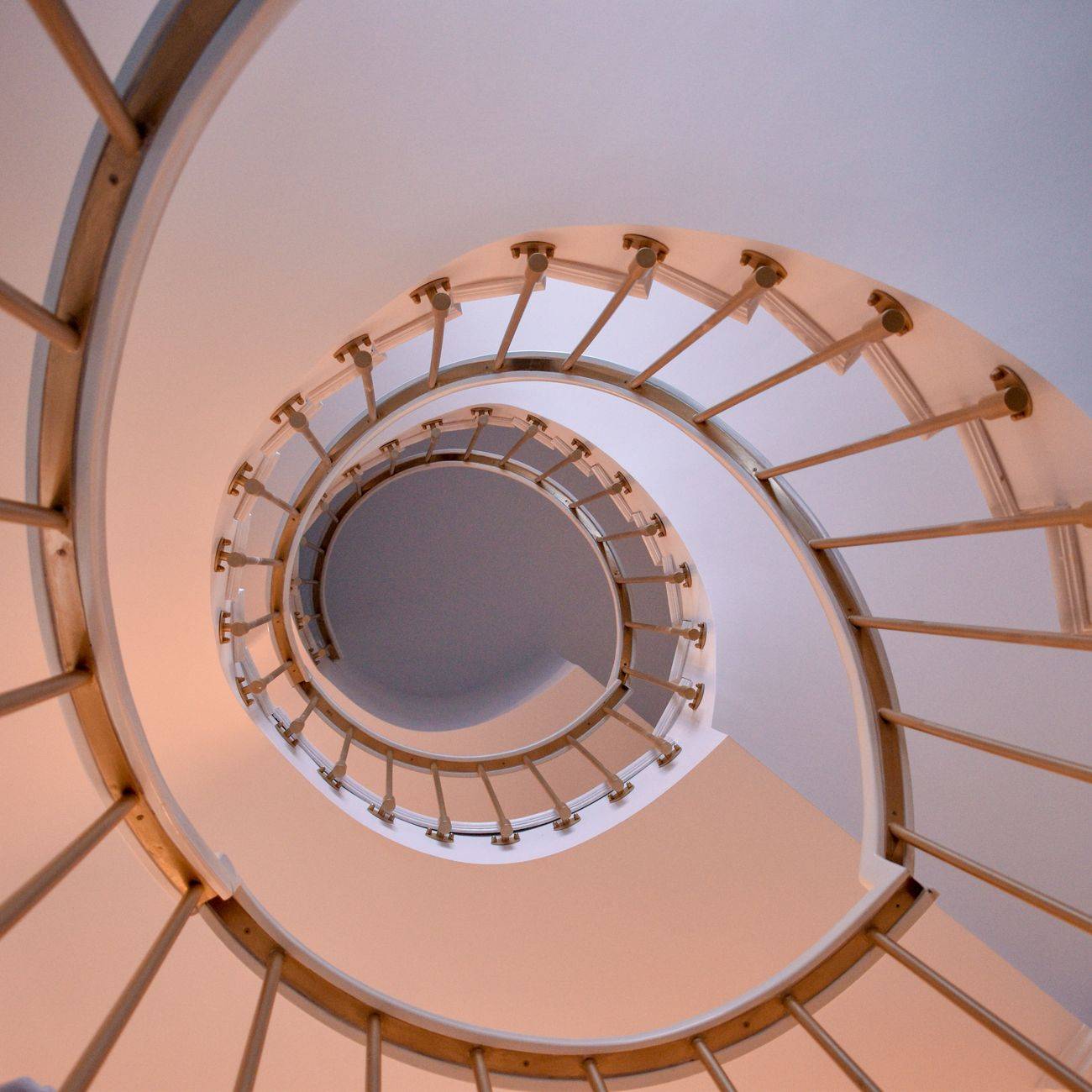 Captivating spiral staircase with a modern design, enhancing urban architecture.