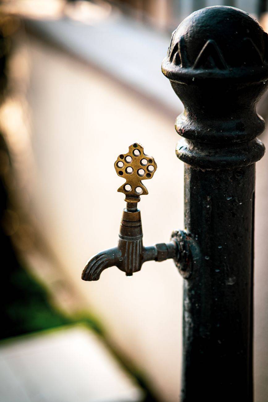 Close-up of an antique, rusty iron faucet with an ornate handle in Yalova, Türkiye.